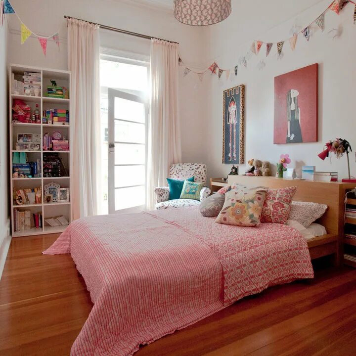 интерьер европейской спальни темных цветов. уютные спальные комнаты. крутая комната. красивые спальни. уютная спальня.