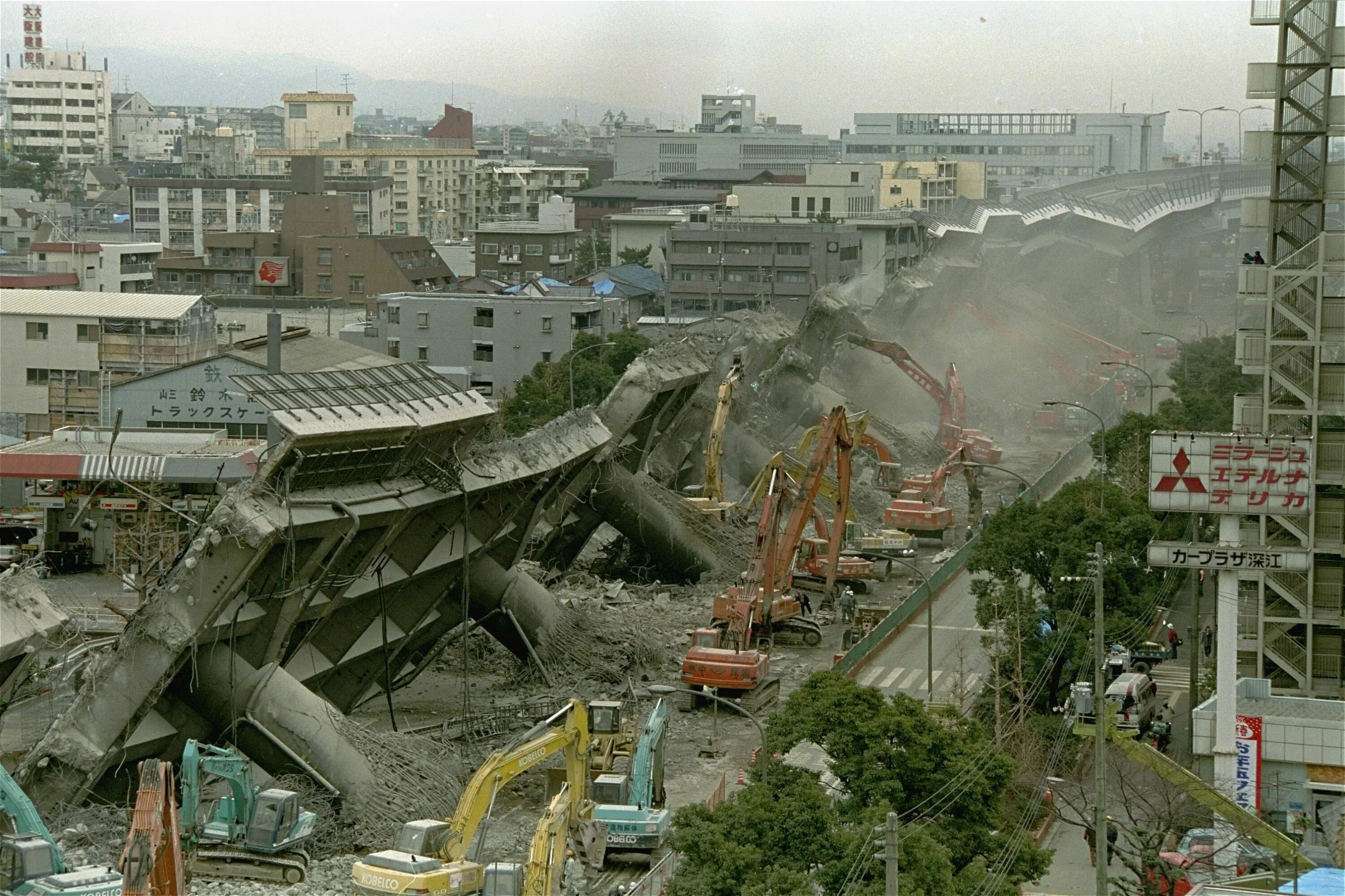 Землетрясение в истории человечества. Землетрясение в Кобе 1995. Землетрясение в Японии 1995. Город Кобе Япония землетрясение в 1995г. Великое землетрясение Хансин-Авадзи.