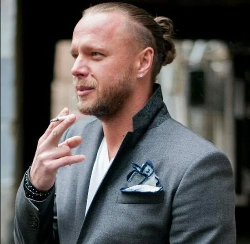 хвост и выбритые виски. андеркат ирокез. андеркат моргенштерн. длинные волосы с бритыми висками мужские. выбритые виски с хвостом мужская.