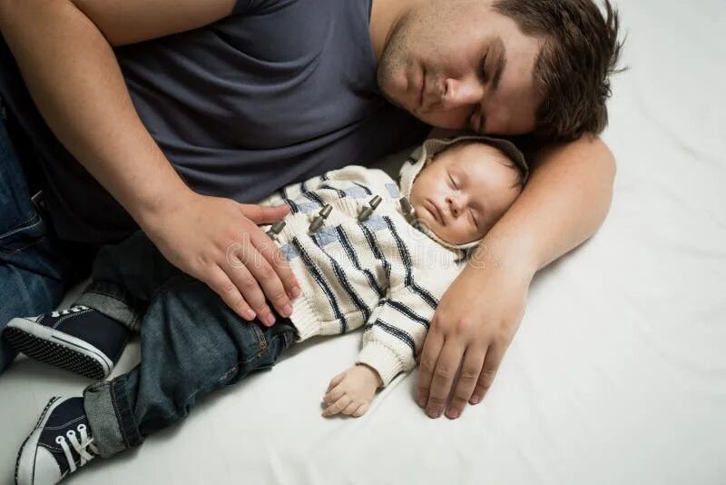Man and child kiss. Родители лежат от проделок детей. Ребенок лежит на диване. Лежит на диване. Папа лежит на маме.