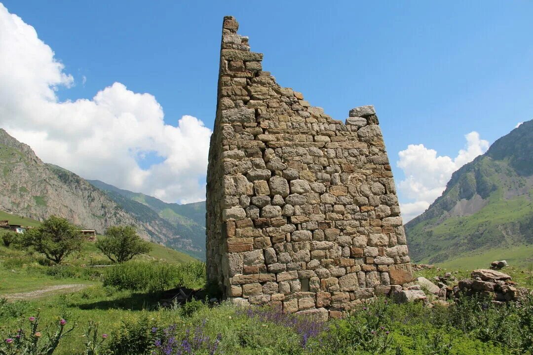Башни северной осетии. Сторожевые башни Осетии. Дзивгис. Оборонной сторожевые башни Осетии.