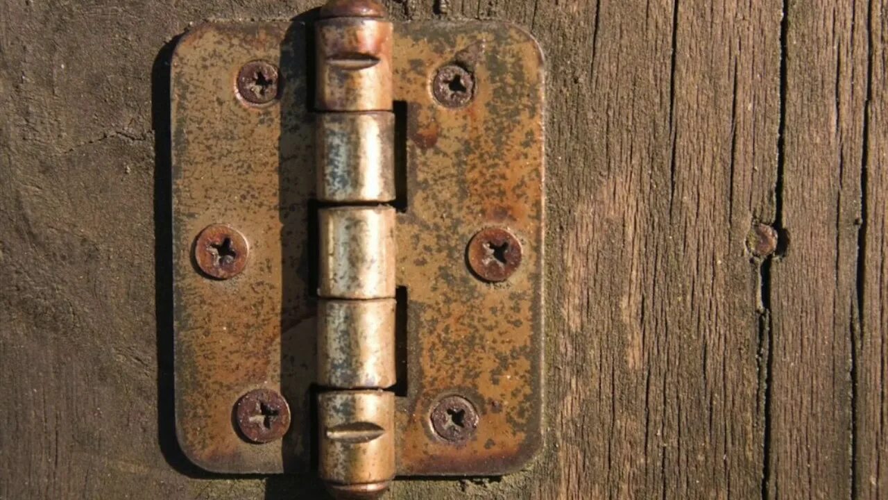 Петли дверные door hinges. Заржавели петли. Петли заржавевшие. Ржавые детали. Заржавели петли.