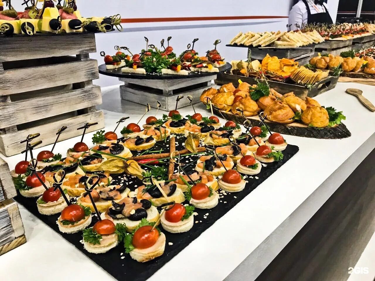 кейтеринг. шведский стол. сервировка фуршет банкет кофе брейк. кейтеринг отзывы. кейтеринг фуршет.