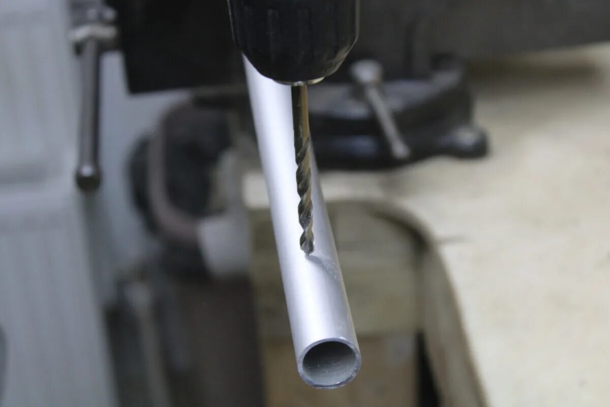 Отверстие в трубочке. Просверлить керамический пруток. Гидравлический резак на пруток 38 мм. Скрутка для трубок. Как точно просверлить отверстие в прутке.