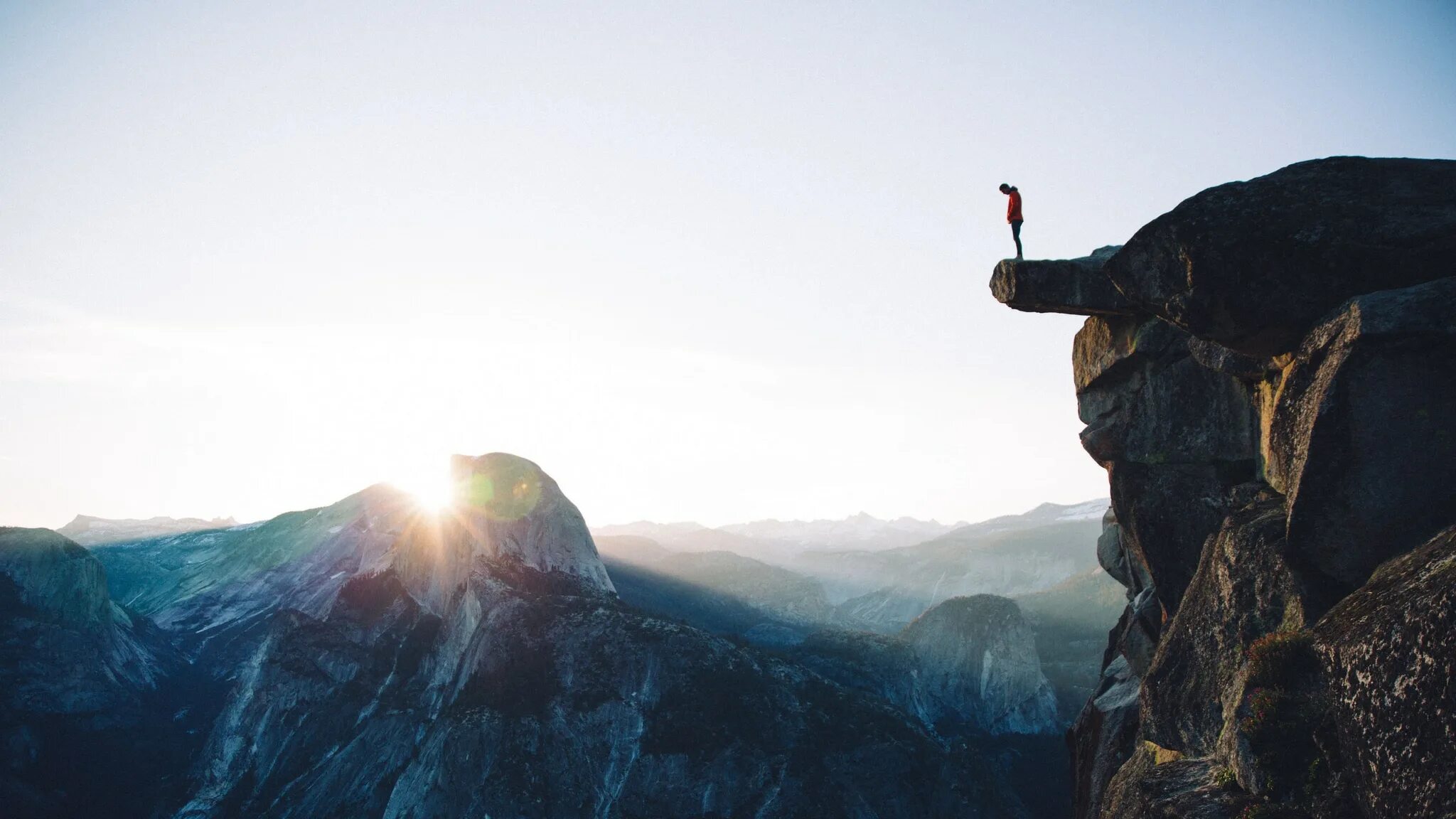 Человек с электрогитарой. Мужчина с гитарой. Фотосессия музыканта. Rocking man. Вершина горы.