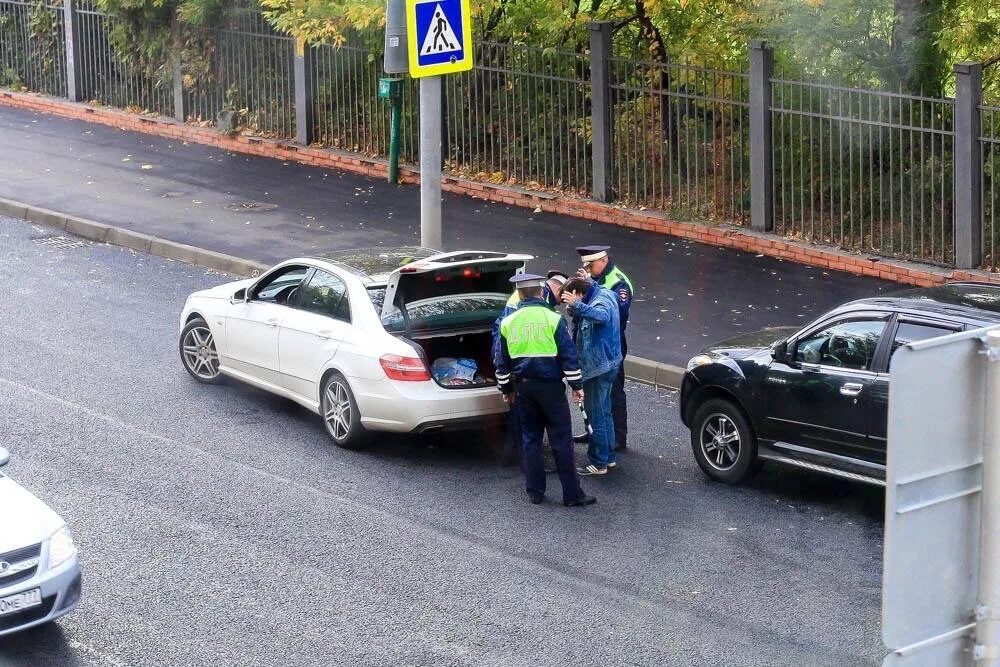 Досмотр гибдд. Досмотр автомобиля. Обыск машины. ГИБДД осматривает машину. Досмотр транспортного средства ГИБДД.