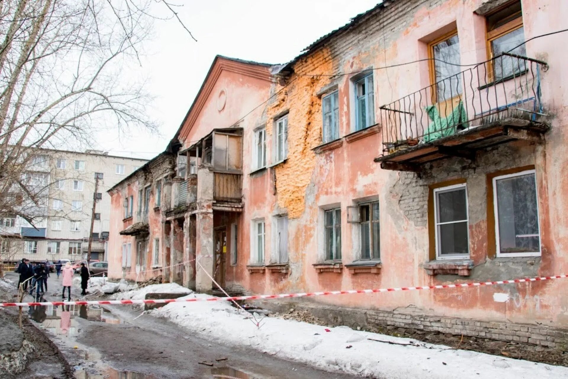 Расселения многоквартирного дома. Аварийный многоквартирный дом. Аварийный дом Барнаул. Барнаул снос на Советской армии. Расселение дома на Прудной 2/2.