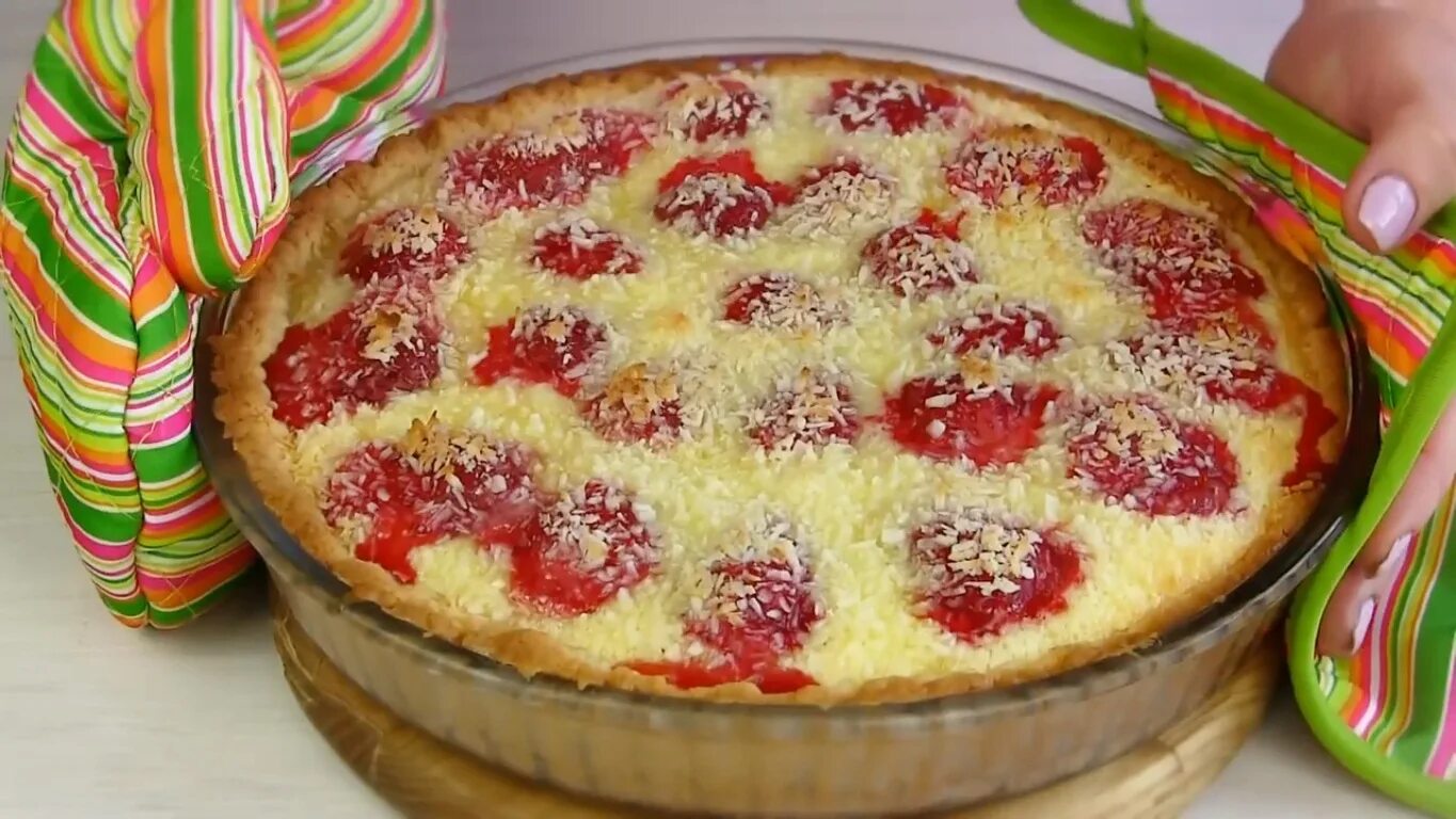 Клубничный песочный пирог. Пирог со сметаной и клубникой. Заливной пирог с клубникой замороженной. Пирог со сметаной и клубникой. Заливной пирог клубничный пирог.