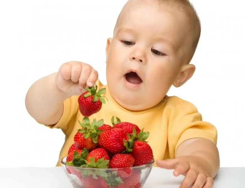 Ягодка ест ягодку. Еда для детей. Фрукты для детей. Ребенок ест. Здоровый ребенок.