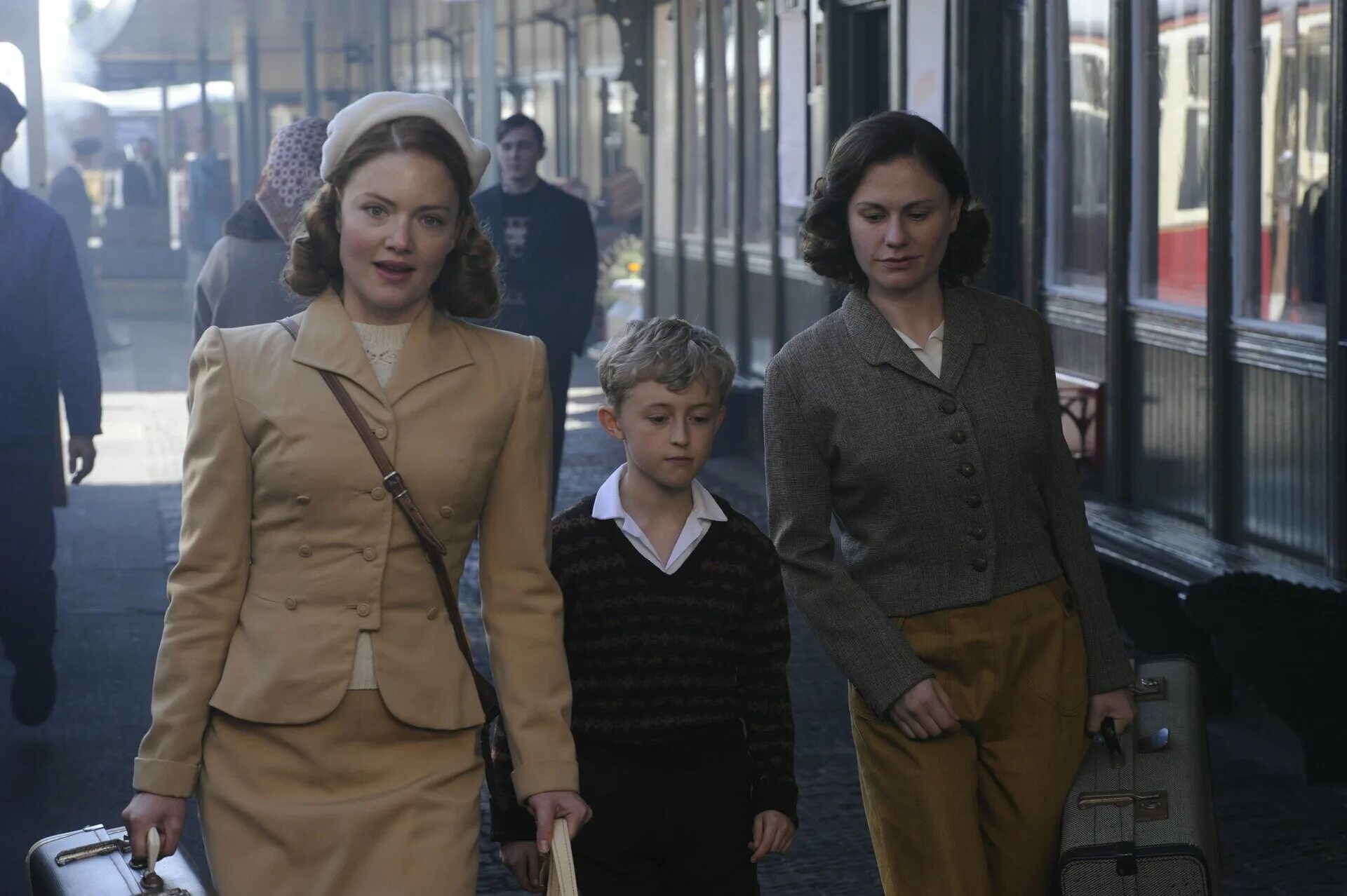 Tell it to the bees фильм. холлидей грейнджер пчёлы. расскажи это пчёлам фильм 2018. Tell it to the bees 2018. Tell it to the bees фильм.