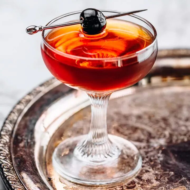 Манхэттен коктейль. Manhattan cocktail. manhattan коктейль. коктейль манхэттен бурбоном. классические напитки.