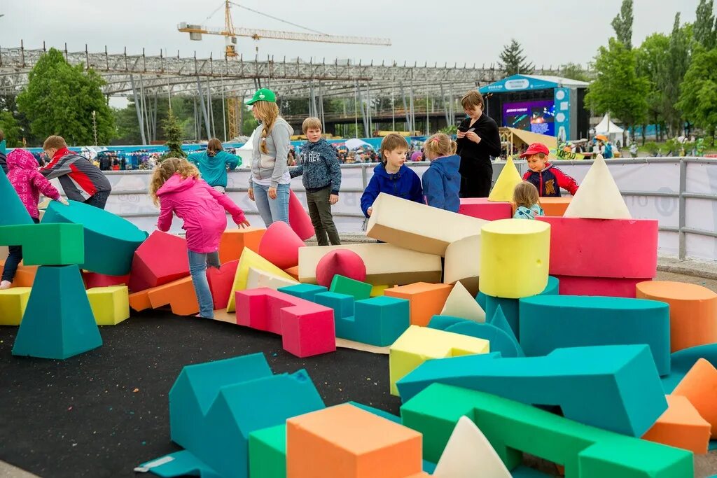 мягкая детская площадка. игровая комната для детей. игровая комната для детей. оборудование для игровой комнаты для детей. детские игровые комнаты.