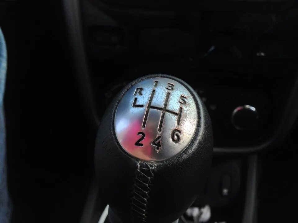 Что если на ходу включить заднюю передачу. Рычаг мкпп на nissan x-trail 5 скоростей. задняя передача на механике фото. как включить заднюю передачу на механике. механическая коробка передач на руле старых машин.