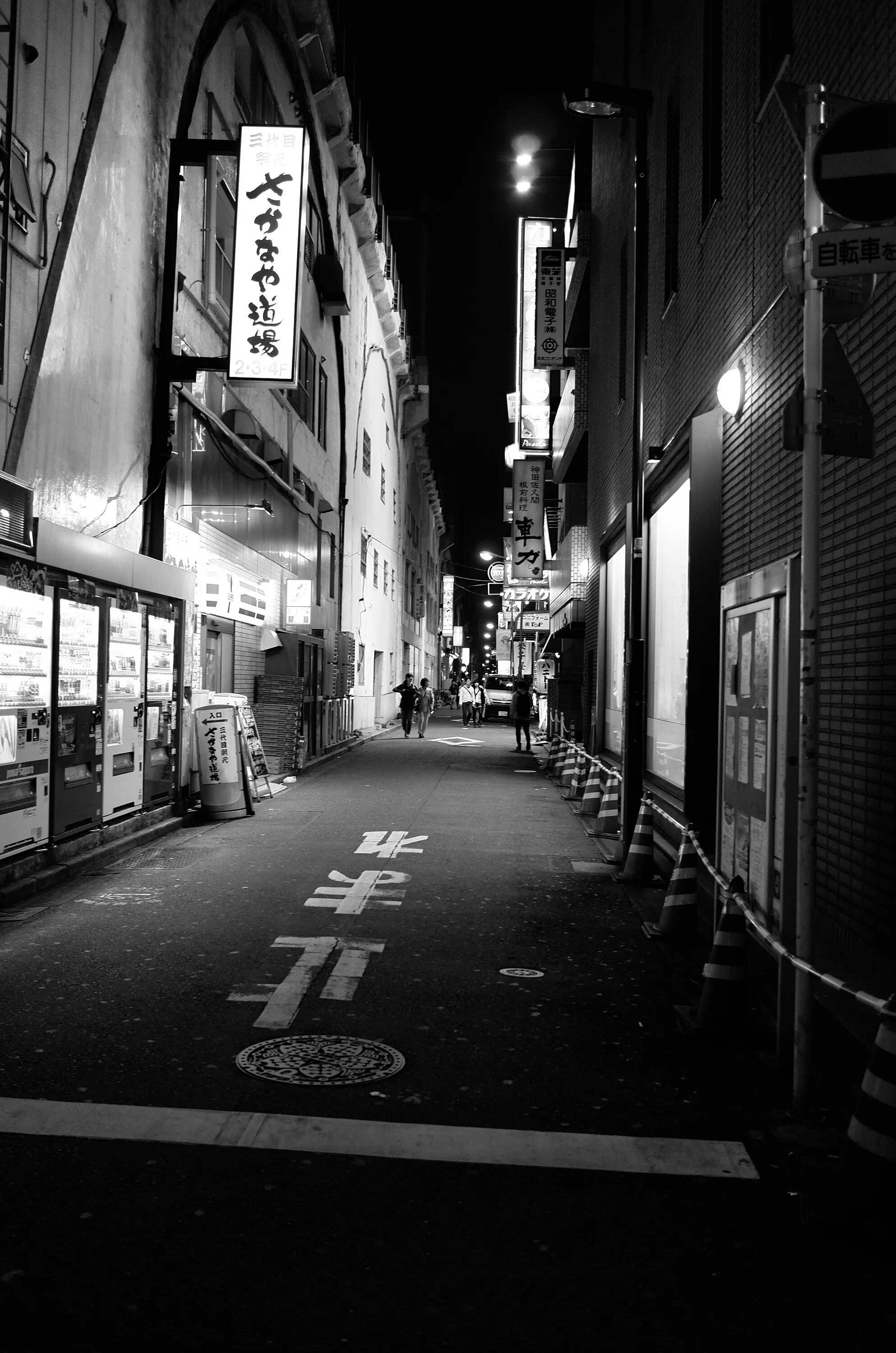 Tokyo black. Япония Йокогама переулки. Темные улицы города. Темные улицы Японии. Улица ночью.