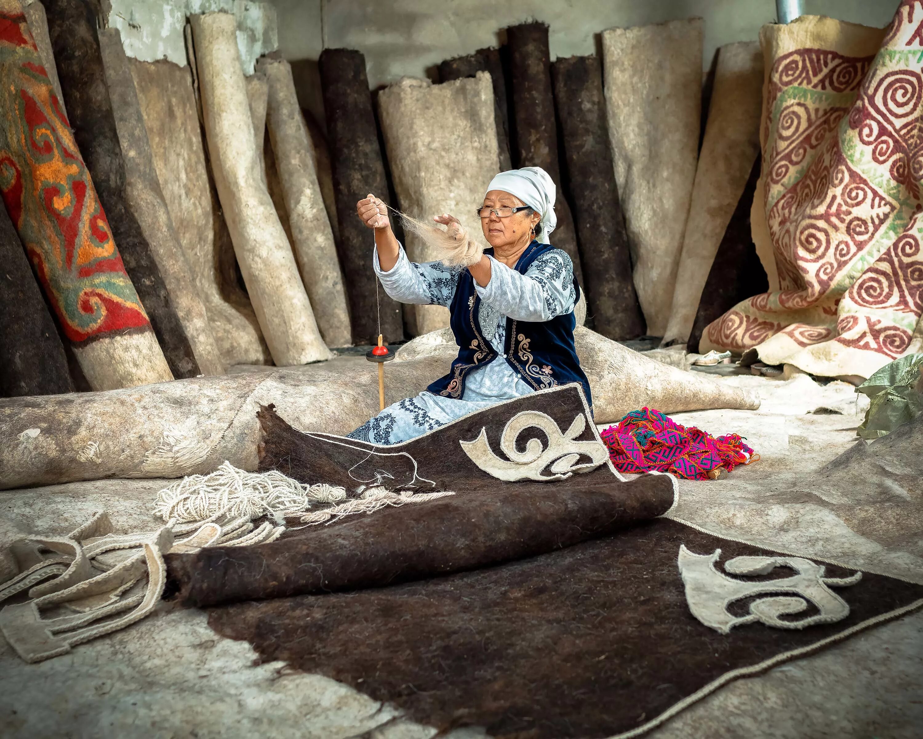Казахские национальный войлок текемет. Войлочные изделия казахов. Традиционные Ремесла казахов. Казахский войлок.