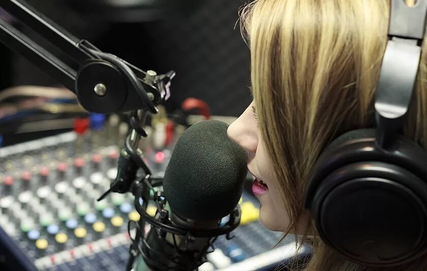 Голосовое женщина. Микрофон для звукозаписи. Девушка с микрофоном. Диапазоны голоса тенор баритон. Вокал.