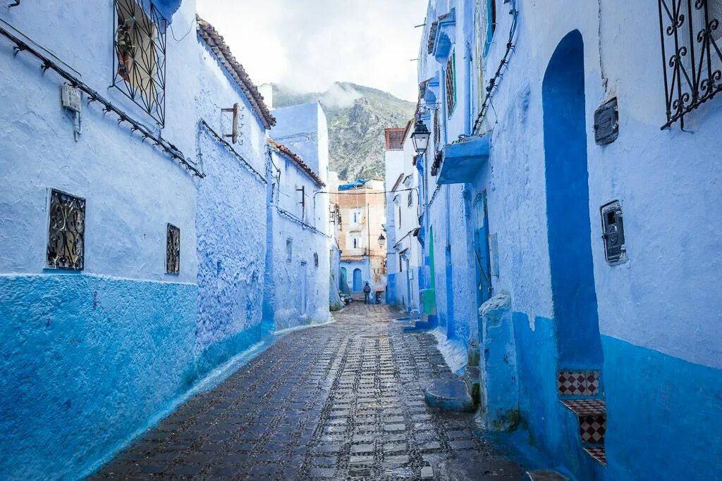 Blue street. Шефшауэн Марокко. Голубой город в Марокко Шефшауэн. Шефшауэн голубая Жемчужина Марокко. Марракеш голубой город.