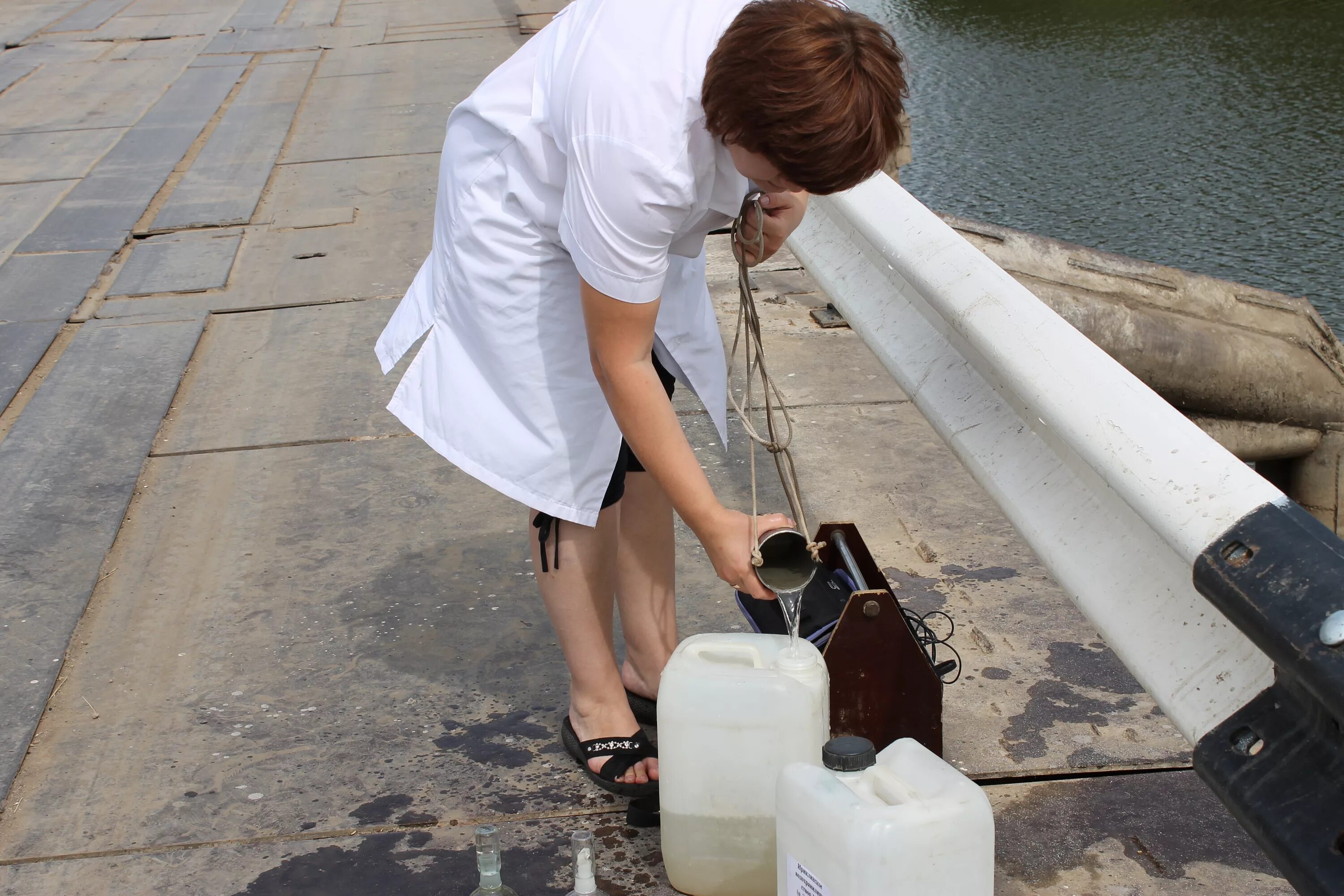 Взятие пробы воды. Отбор проб воды. Пробоотбор воды. Отбор проб сточных вод. Забор проб воды.