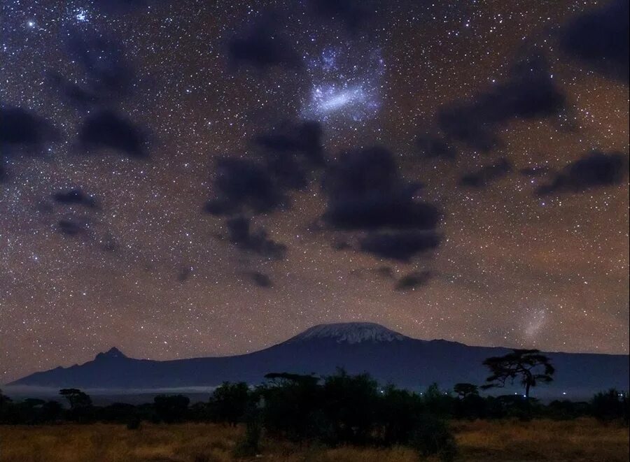 Огромный виднеться. Магеллановы облака невооруженным глазом. Магелланово облако. Звездное небо в Африке. Ночное небо в Африке.