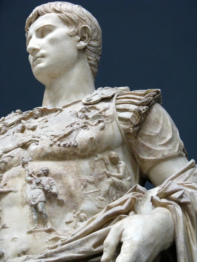 Октавиан август римский. Октавиан август скульптура. Статуя Октавиана августа. Император август Октавиан статуя. Статуя императора августа из Прима порта (1 в. н. э.).