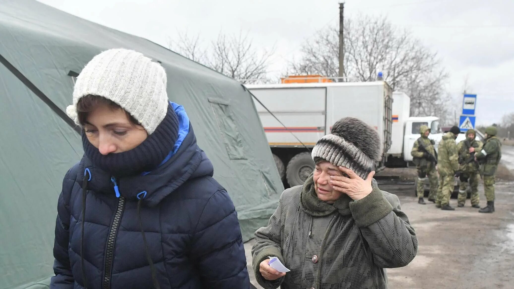 ВСУ обстреляли колонну с беженцами в Харьковской области. Мариуполь беженцы. Харьковская область беженцы.