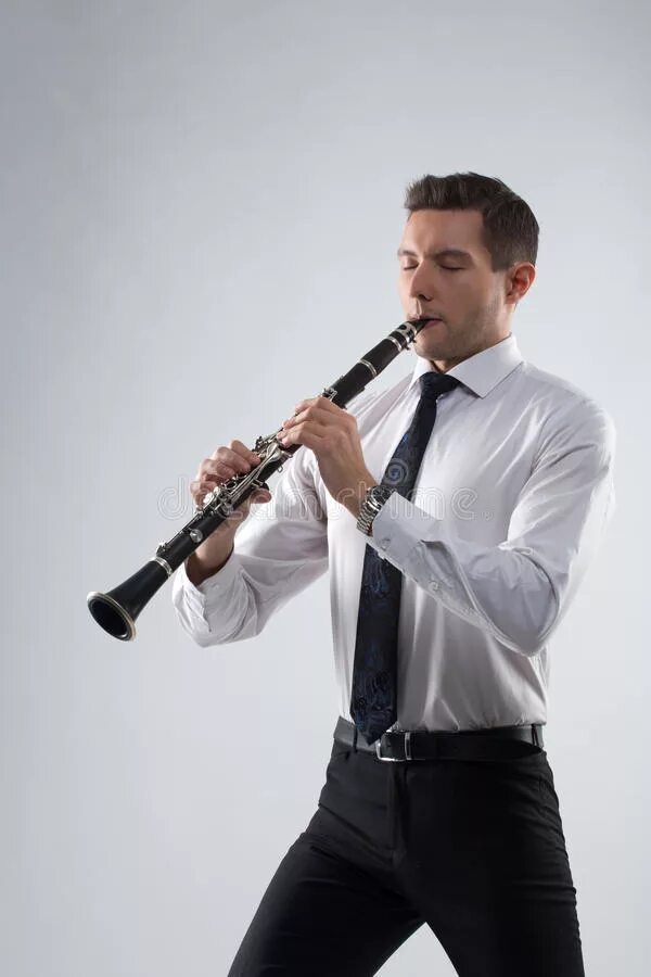Играет на кларнете и трубе. Человек играющий на кларнете. Музыкант с кларнетом. Человек играющий на гобое. Игра на кларнете.