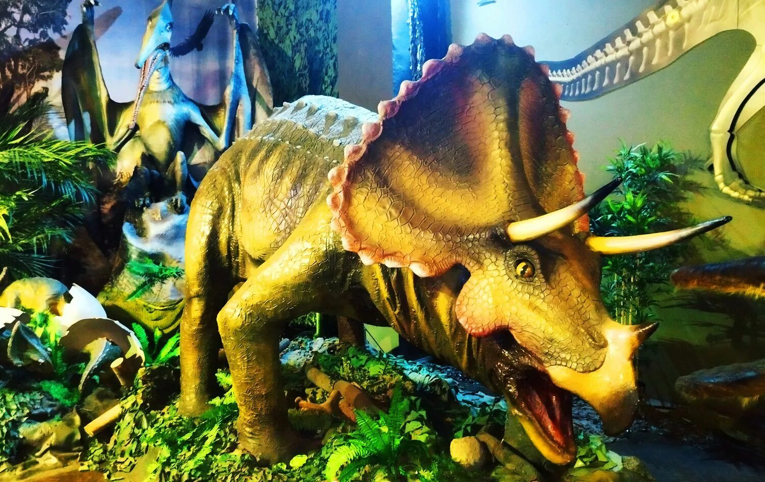 Выставка динозавров пермь 2024. Выставка движущихся гигантов «Планета динозавров». Планетарий Планета динозавров. Планета динозавров в Санкт-Петербурге. Парк динозавров на ВДНХ.