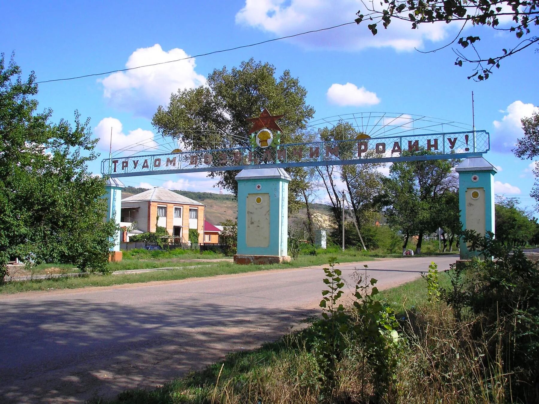 Новокубанск 4. Поселок Прикубанский Новокубанского района. Новокубанский район Краснодарского края. Совхоз здания. Цовахоз.