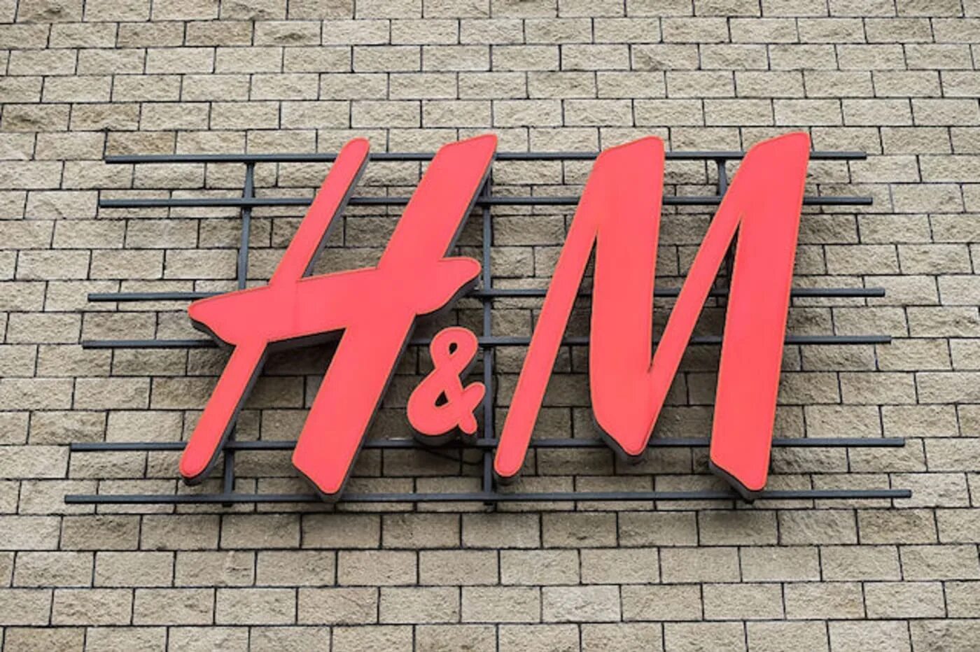 H m t. Вывеска h m. Бренд h m. Логотип магазина h m. Логотип HM на одежде.