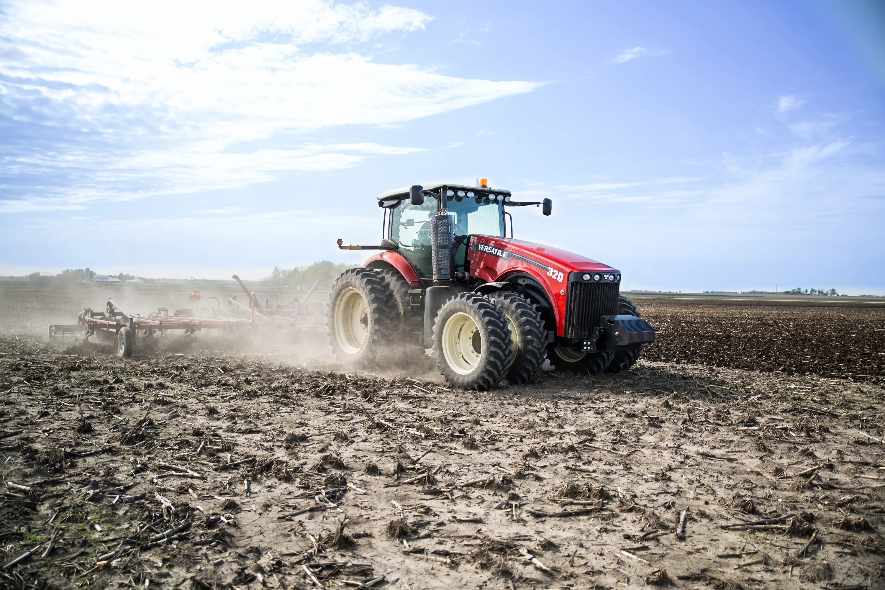 весенние полевые работы. техника полевых работ. сельхозтехника в поле. свекольный комбайн ропа. техника полевых работ.