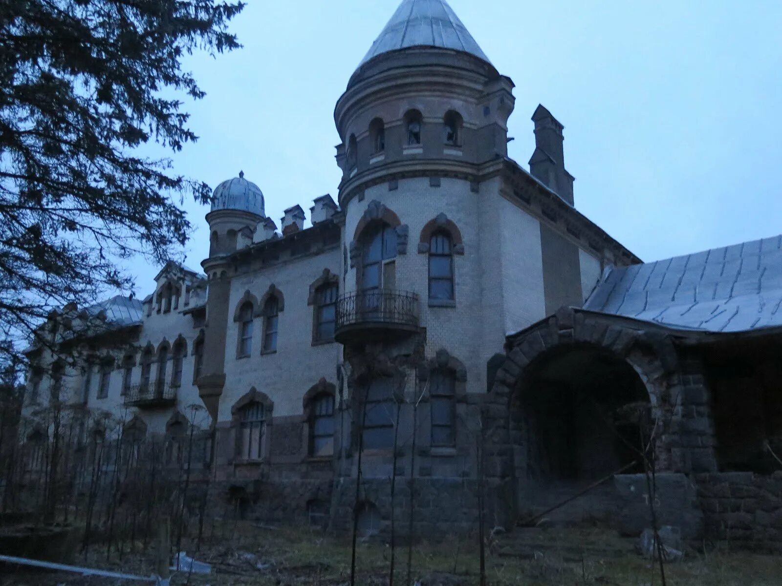 Петрополис бразилия резиденция педро. Вилланов дворец варшава. Михайловская дача в петергофе. Лишенные декора стены дворцов. Отель де матиньон в париже.