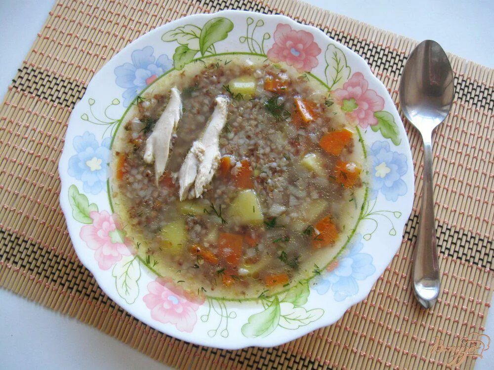 Суп картофельный с гречневой крупой. Гречнывыйсуп с курицей. Гречневый суп с консервой. Гречневый суп с курицей. Гречневый суп постный.
