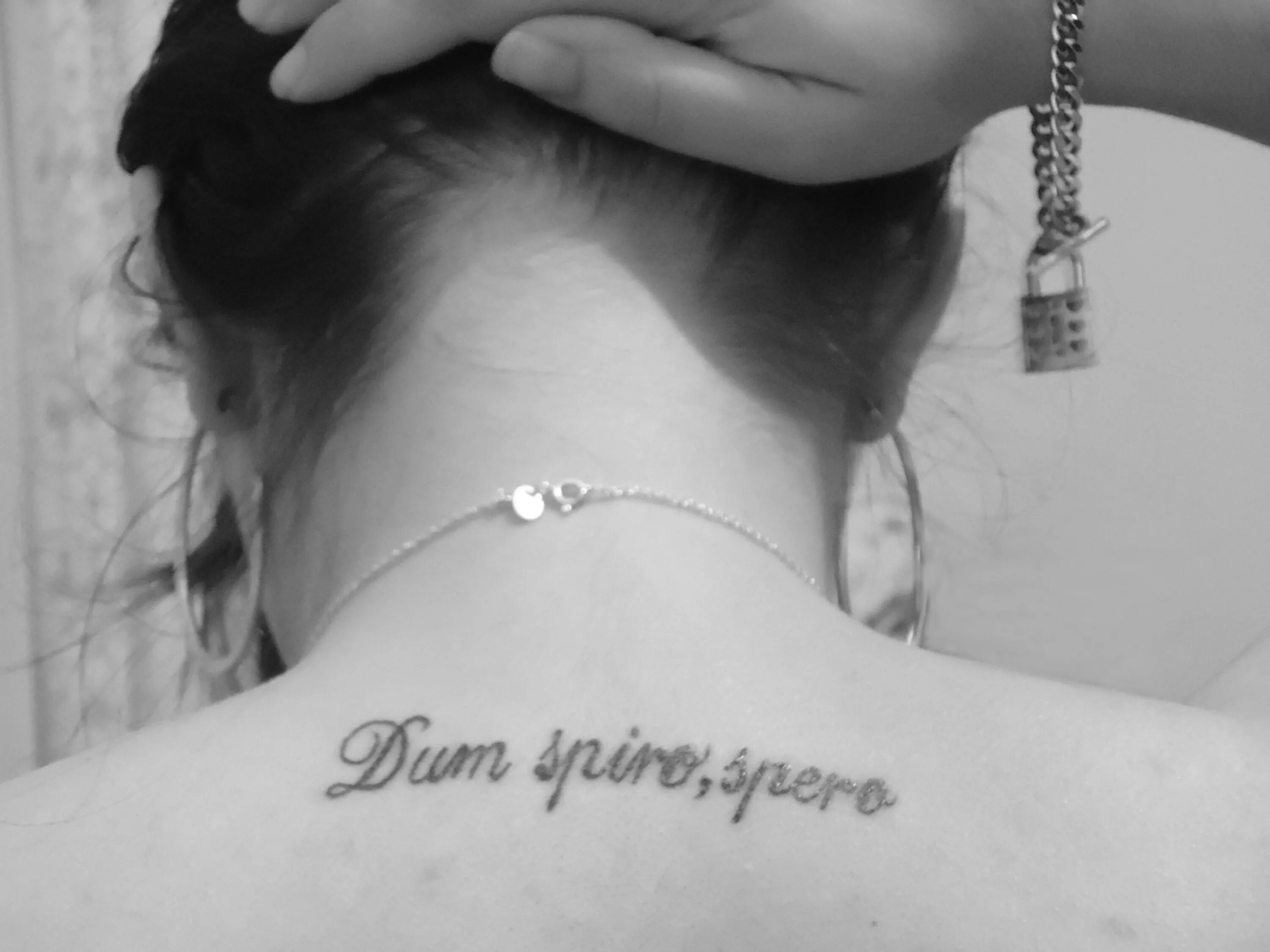 Dum spiro spero тату. Dum латынь. пока дышу надеюсь на латыни. Dum латынь. Dum spiro spero татуировка.