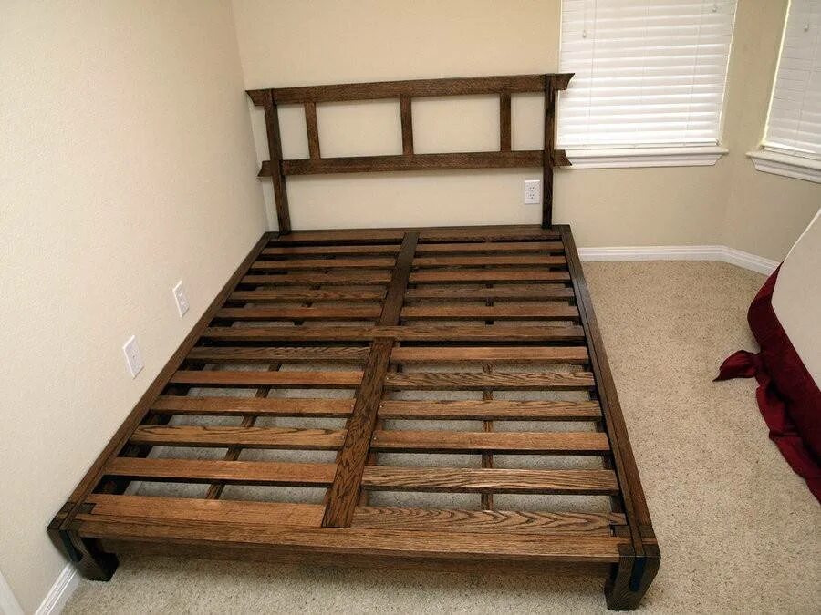 Самодельная кровать из дерева. Деревянный каркас кровати. Кровать каркасная деревянная. Самодельная двуспальная кровать.