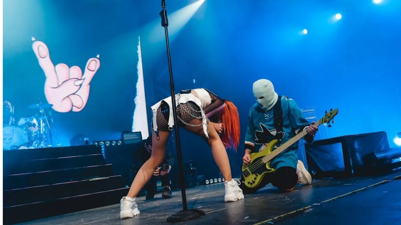 Кис-кис группа состав. Кис кис группа концерт. Кис кис вокалистка. Гитаристы группы кис кис. Группа кис кис 2022.