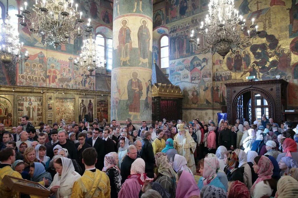 Богослужение в храме успения в кремле. Митрополит филипп в успенском соборе. Литургия в успенском соборе кремля. Пономарь владимир храм митрополита филиппа. Литургия смарагд.