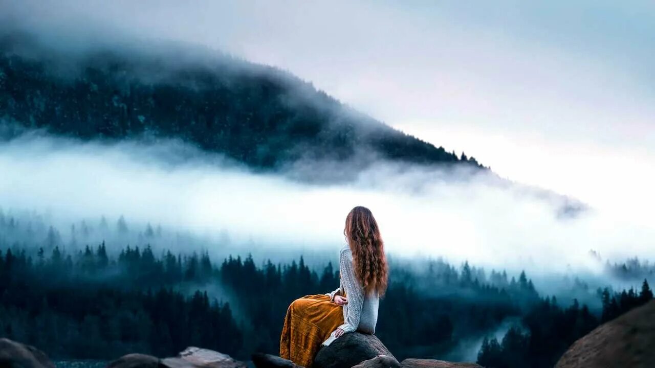 Уединение какое. Уединение с природой. Рыжая девушка в горах. Уединение с природой. Одиночество картинки.