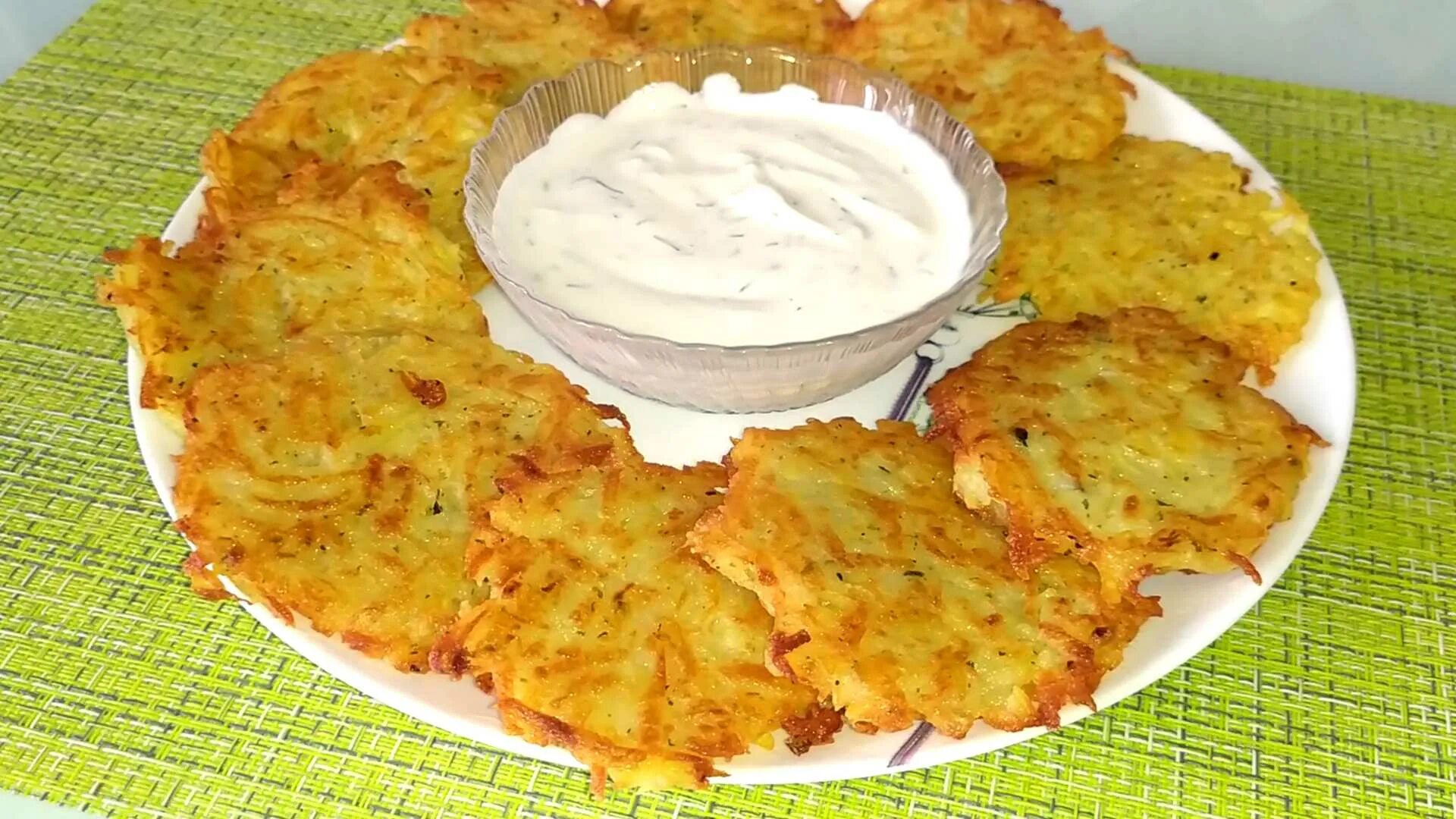 Драники вкусно и быстро на сковороде. Белорусские деруны. драники. драники белорусские классические. белорусские драники.