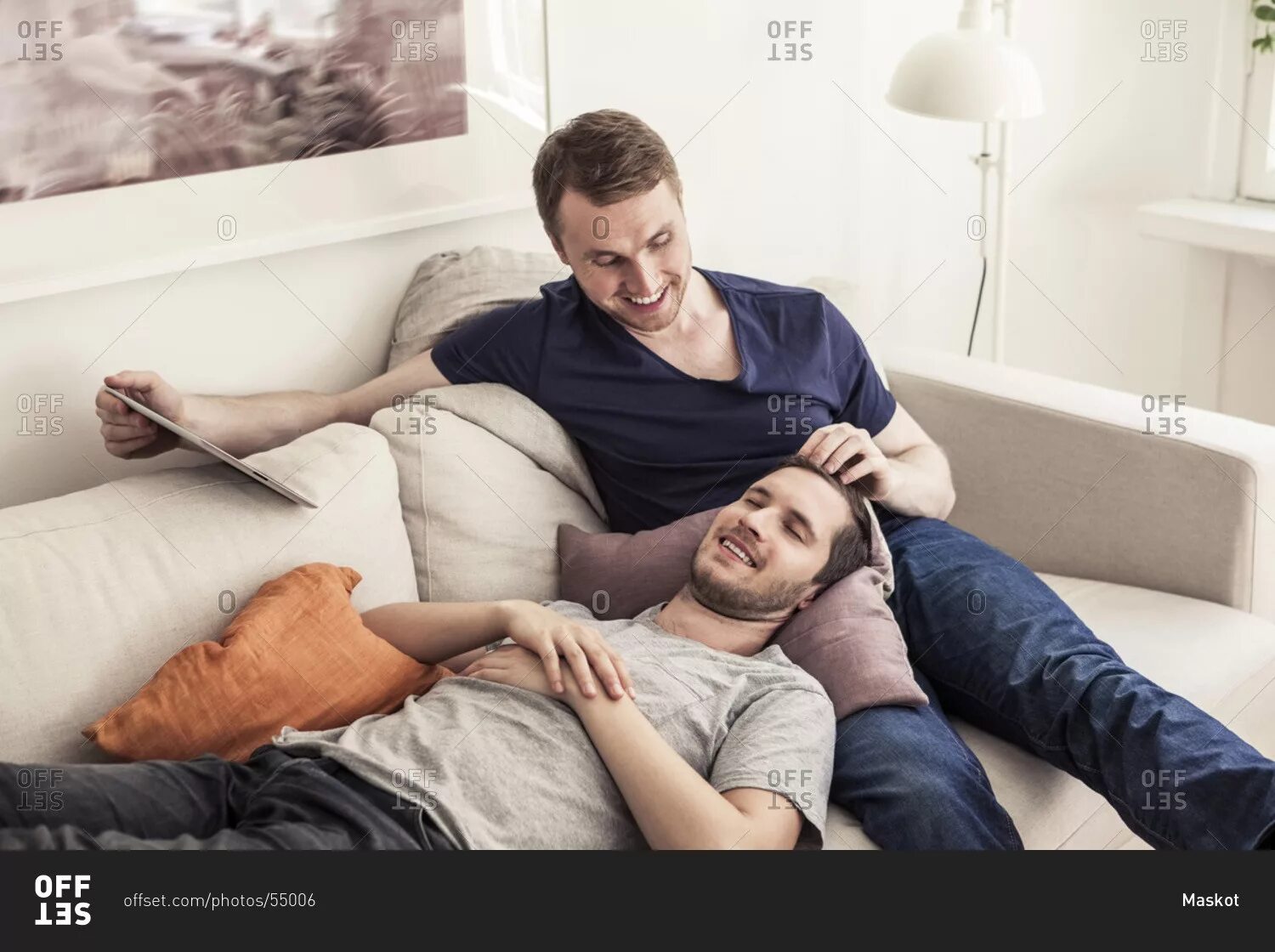 Голова мужчины на коленях. Лежал на коленях. Человек дежиттга коленях. Лежал на коленях. Паиень ежит на девушке.