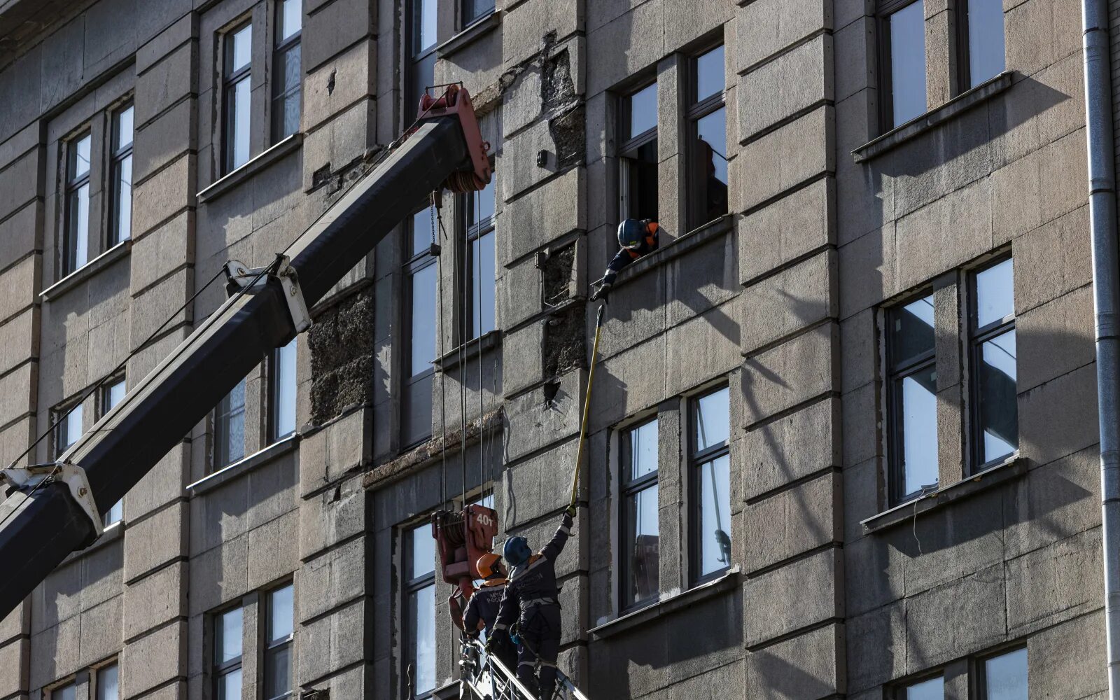 Срезать балкон. Кирочная обрушение балконов. Обвалился балкон СПБ. Обвалившийся балкон в центре СПБ. Спиливают балконы.