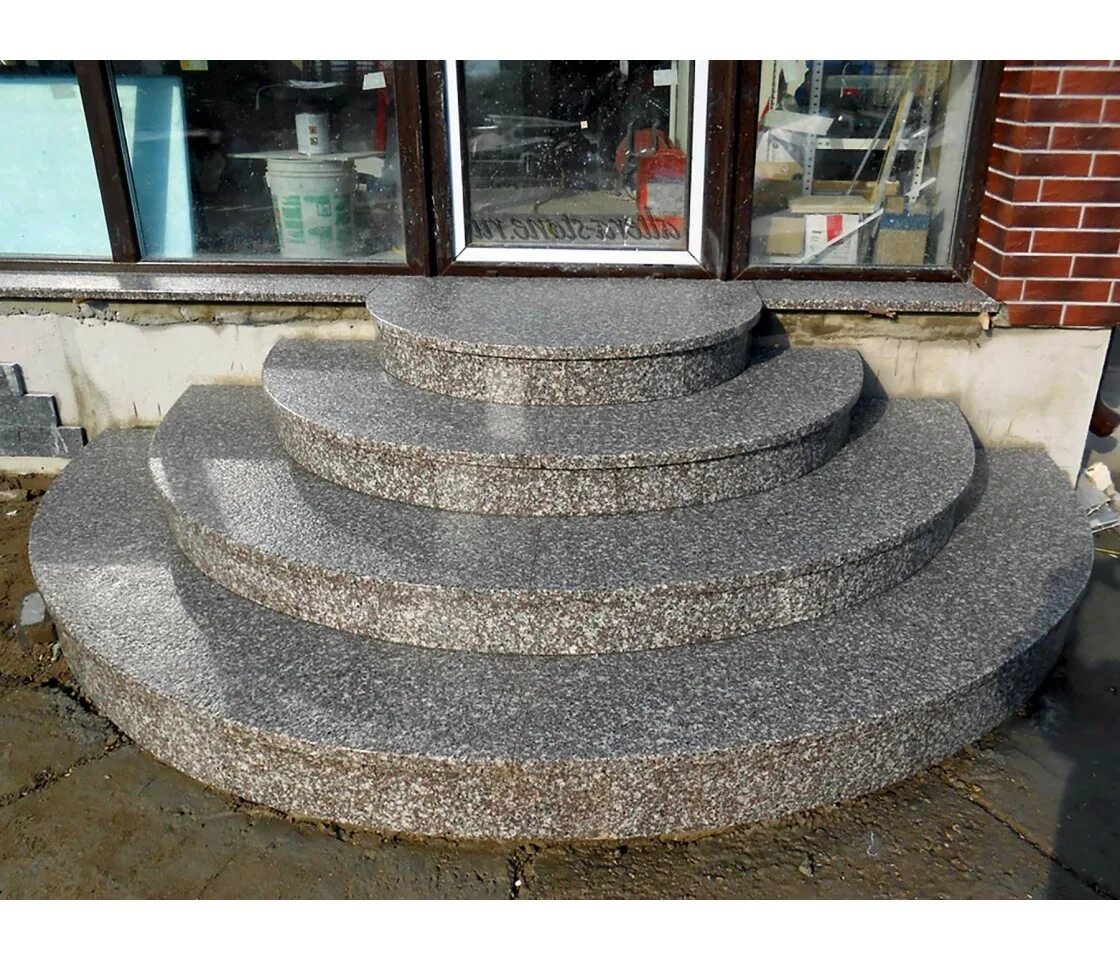 Уличные ступеньки. Гранит термообработанный крыльцо. Гранит на улице. Гранит на улице. Гранитная брусчатка возрождение.