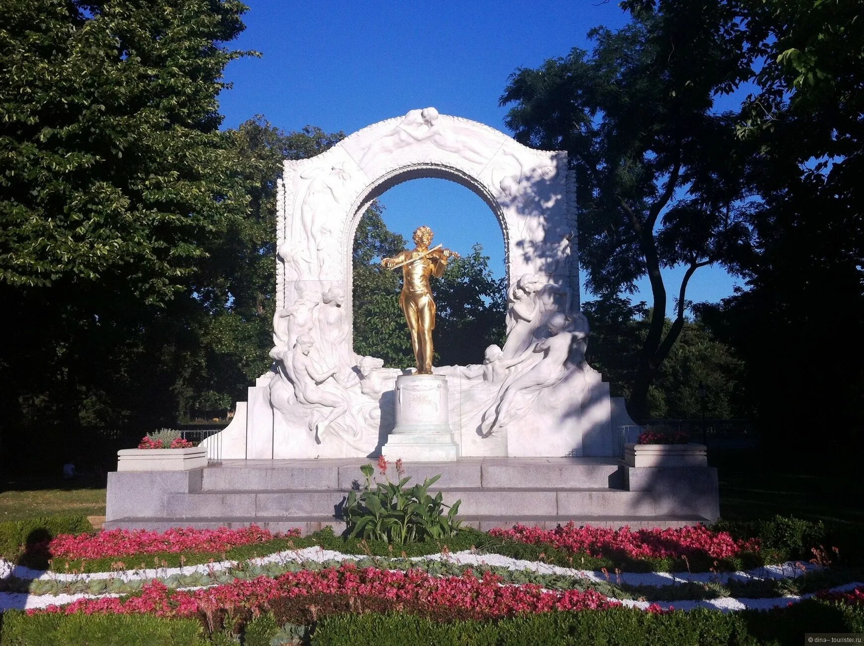В какой стране находится памятник штраусу. Памятник штраусу в вене. музей усадьба штрауса в краснодарском крае. достопримечательности австралии памятник и штраусу. могила штрауса в вене фото.