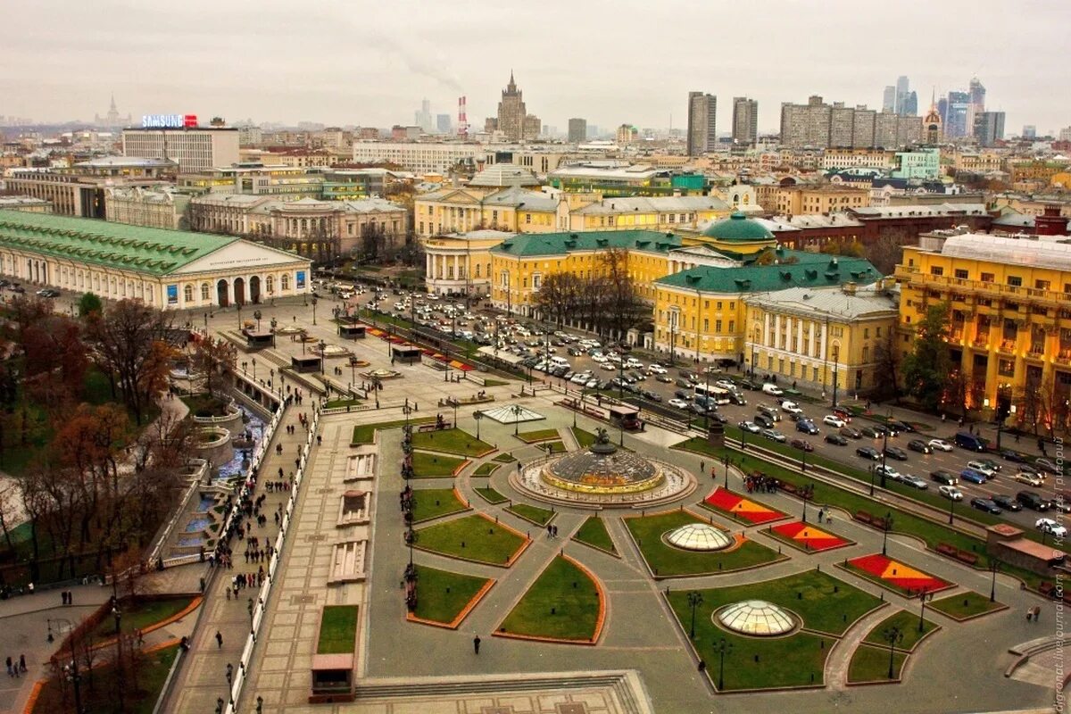 Сколько улиц и площадей в москве. Манежная площадь Москва. Моховая улица Москва. Моховая и Манежная площадь. Манежная площадь сверху.