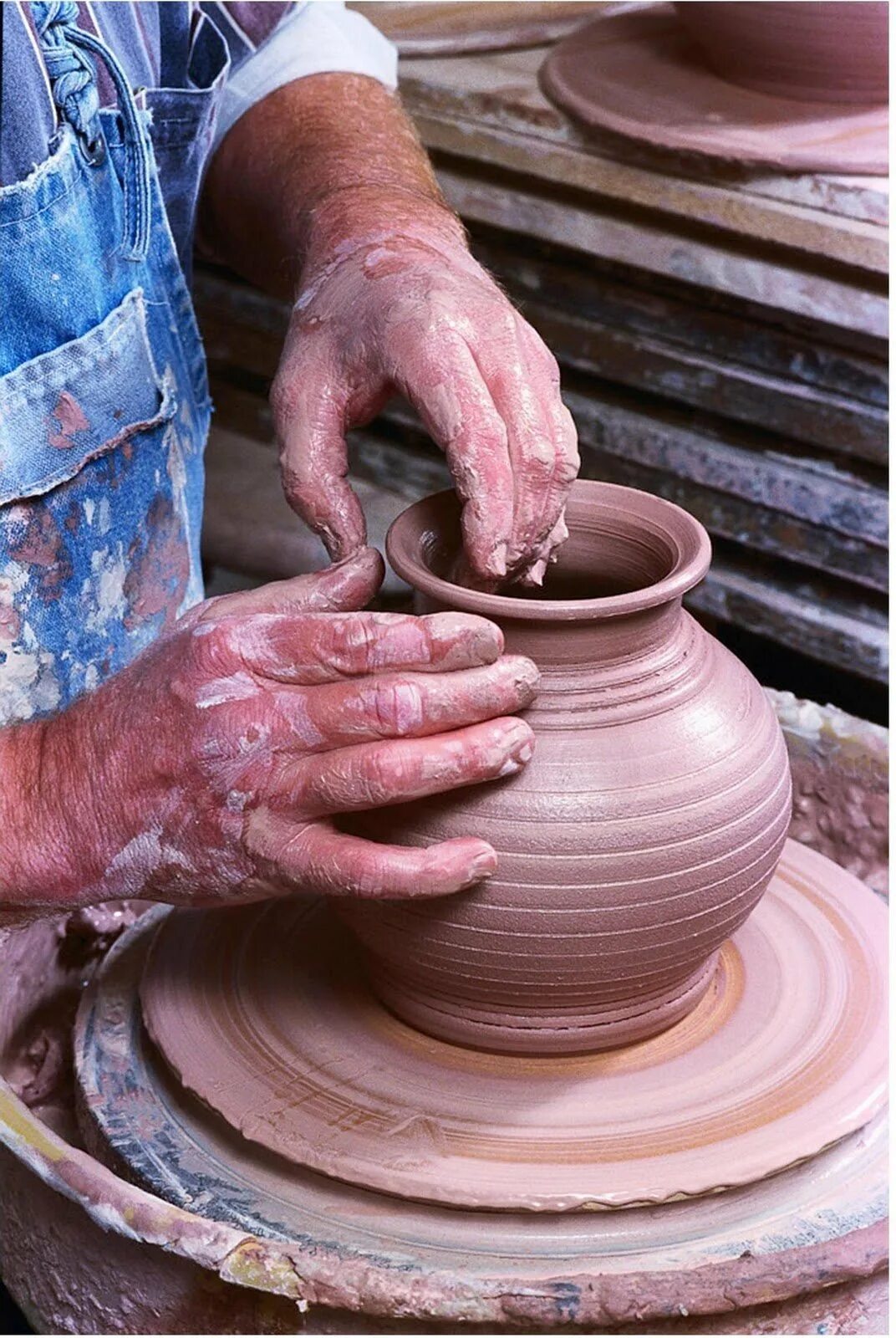 Гончарный круг Pottery. Неолит гончарство. Глиняные изделия. Гончарные изделия из глины. Гончар что делает