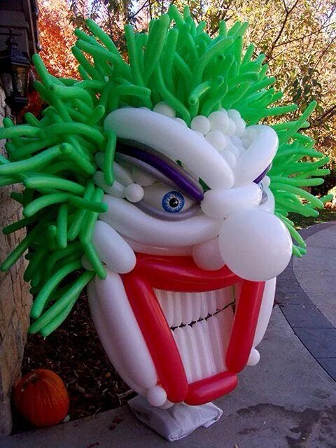 Клоун растение. Злые воздушные шары. Воздушные шары Джокер. Джокер из шариков. Злой воздушный шарик.