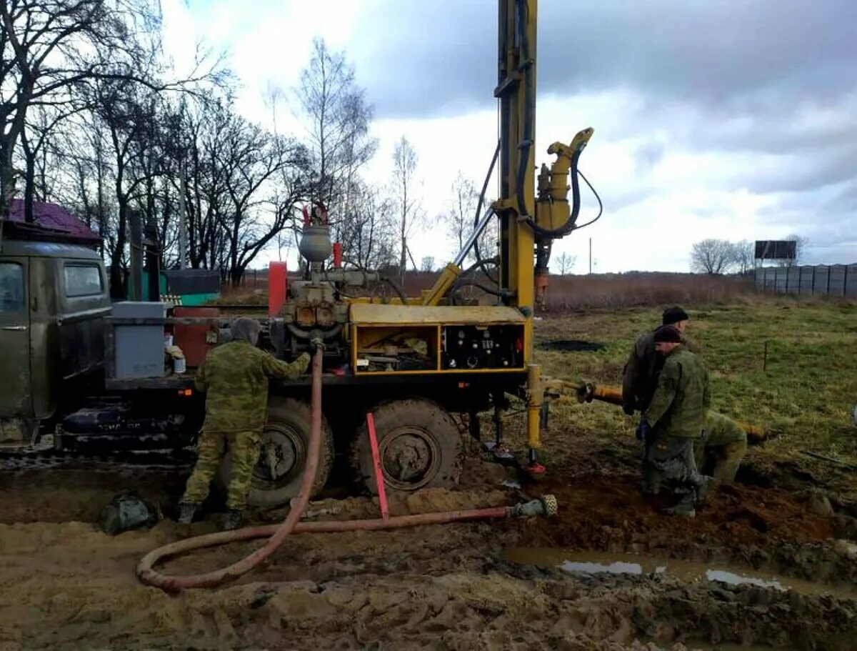 Бурение на воду нижегородская область. Бурение скважин на 100 метров воду. Бастион Кызыл бурение скважин. ТСН вездеход бурение скважин. Бурение артезианских скважин.