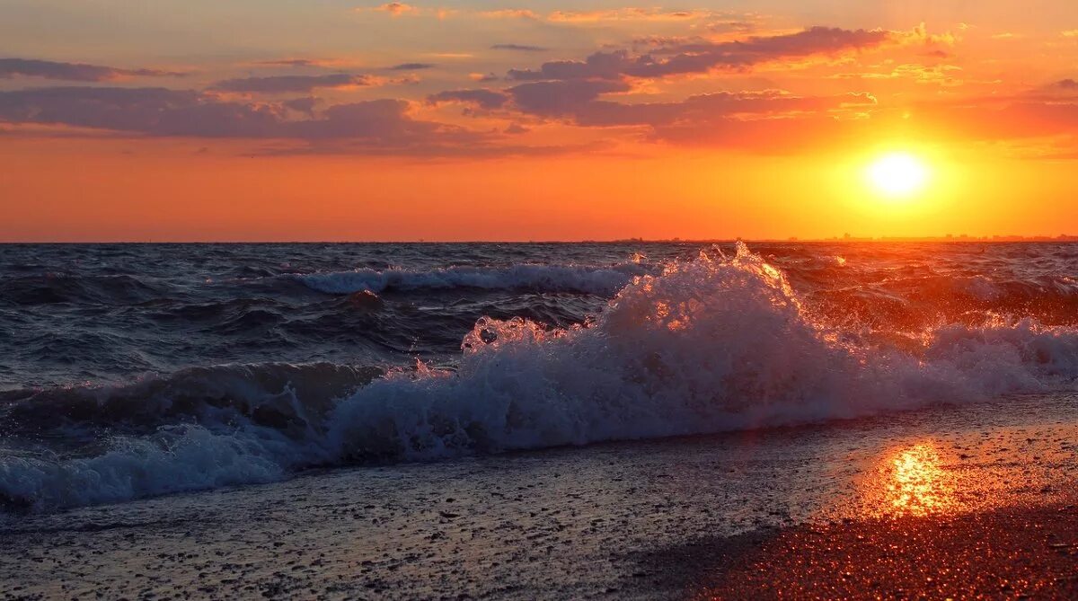 Холодный вечер и прибой мы познакомились. Море закат волны. Морской Прибой на закате. Морская волна на закате. Вечерний Прибой.