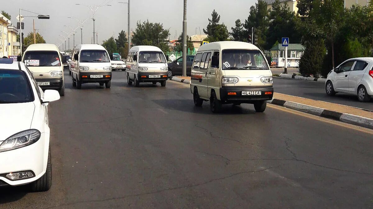 В узбекистан на машине. Дороги Узбекистана. Узбекистанские автомобили на дорогах. Машина на дороге Узбекистан. Ташкент дорога.