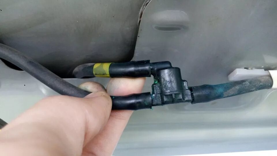 Плохо работает омыватель лобового. Тройник омывателя лобового toyota. обратный клапан омывателя лобового стекла тойота королла e150. обратный клапан омывателя лобового стекла тойота королла 120. тройник омывателя фар е39.