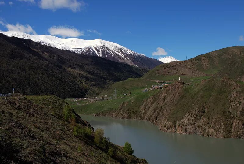 Есть ли южная осетия. Южная Осетия Цхинвал горы. Озеро Эрцо Южная Осетия. Южная Осетия Цхинвал ущелье. Цхинвал Южная Осетия природа.